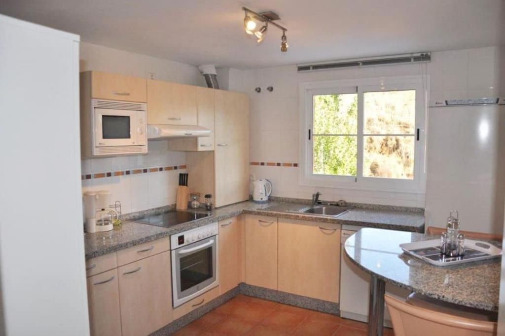 5 Bedroom To Rent In La Sierrezuela, Mijas *