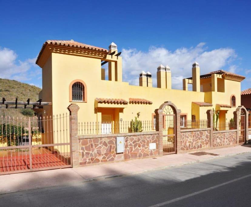 5 Bedroom To Rent In La Sierrezuela, Mijas *